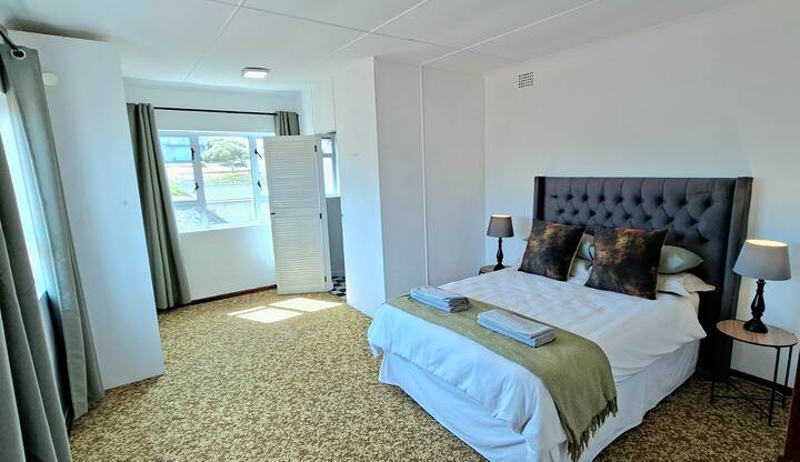 غرفة النوم في الطابق العلوي.