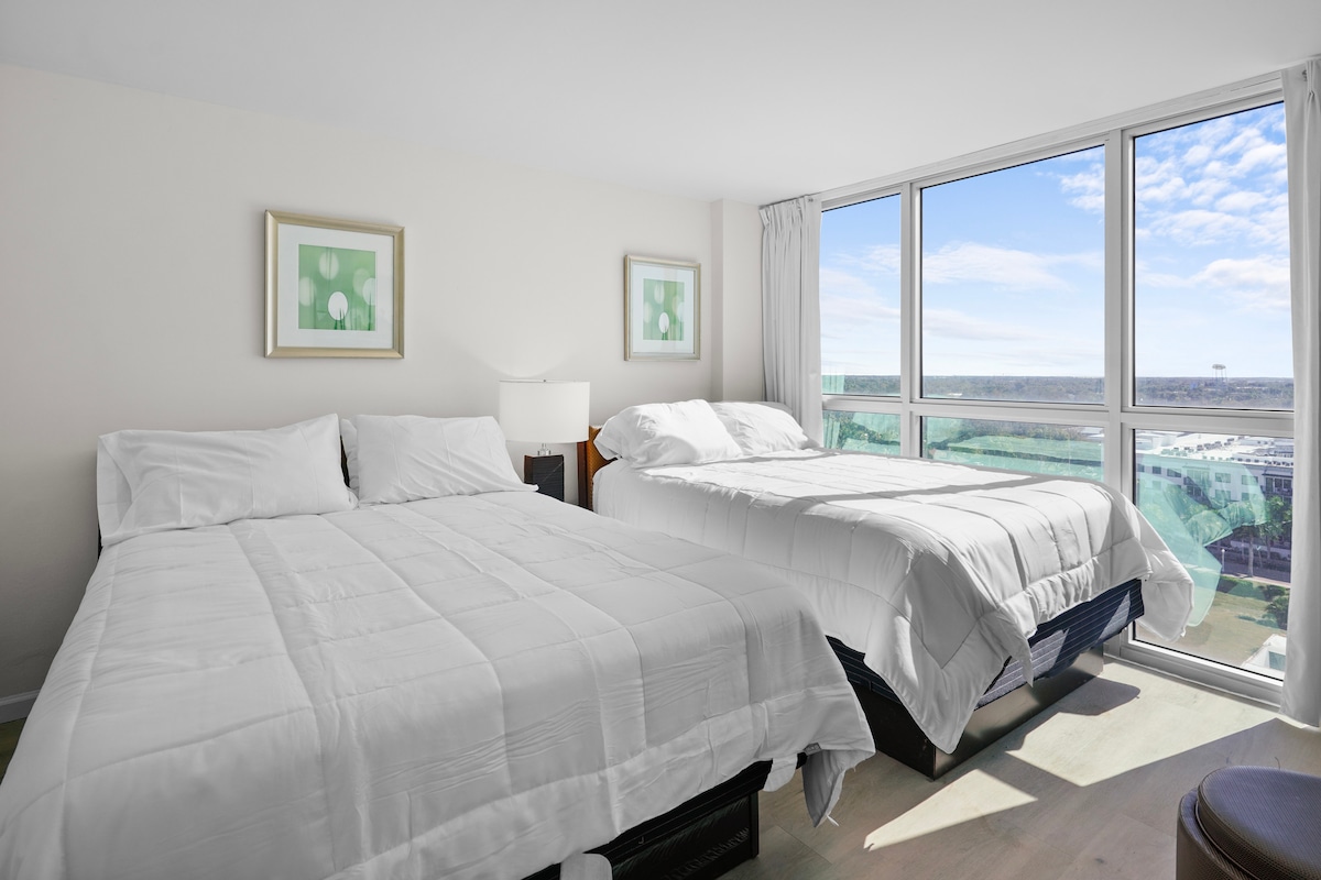 Убежище за релаксация, което се отличава с внушителния си прозорец, позволяващ ви да се събудите с прекрасна гледка и обгръщаща естествена светлина в атмосфера на пълно спокойствие.