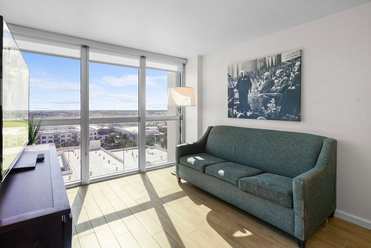 Насладете се на сияйно пространство благодарение на големия прозорец от пода до тавана, който изпълва стаята с естествена светлина и предлага ясна и прекрасна гледка по всяко време.