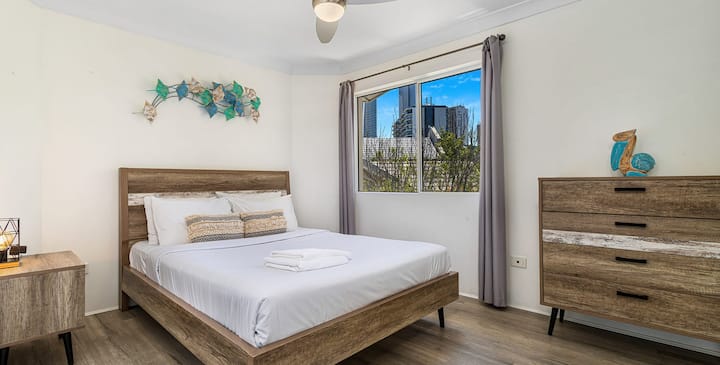 Hlavná spálňa s manželskou posteľou Queen a pokojným výhľadom