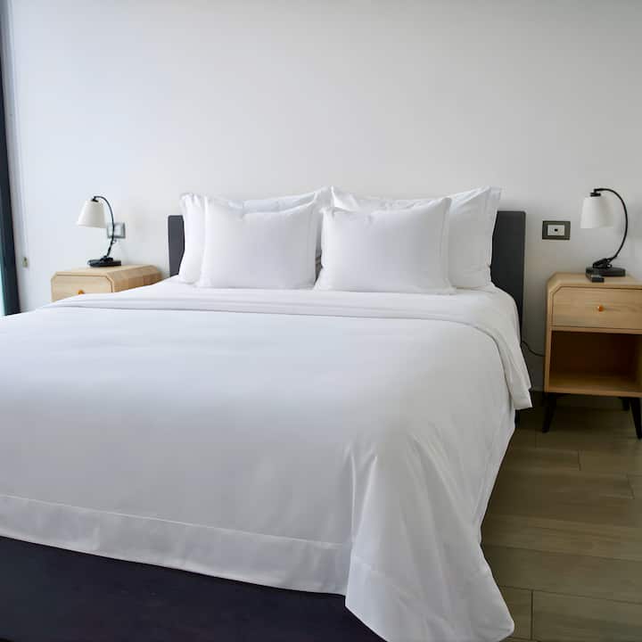 Luxusná manželská posteľ Queen, super pohodlná a so super pohodlnými obliečkami a pončami.