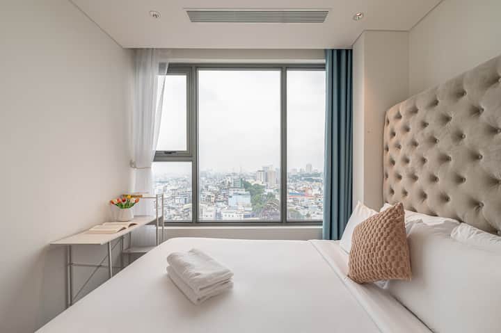 Grandes fenêtres avec vue sur la ville depuis la chambre