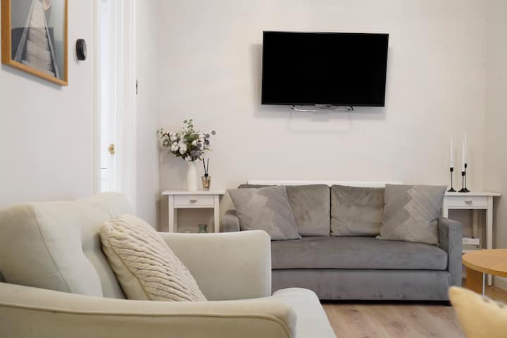 Modern 3-bed Mk Home Near Centre + Parking - Milton Keynes