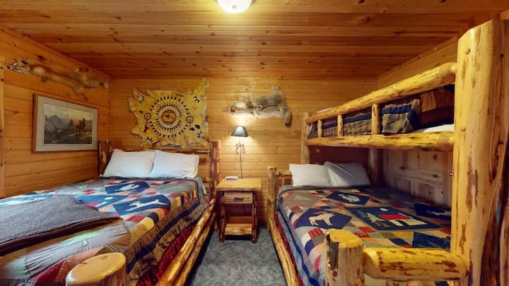 Dormitorio #2 ubicado arriba con una Queen y Full.