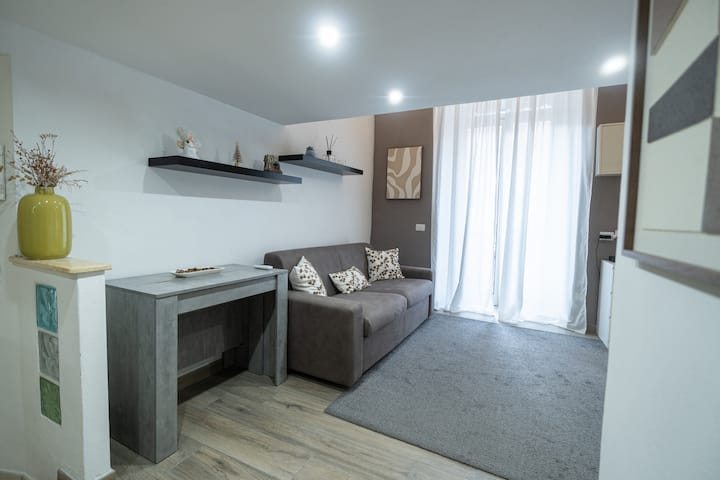 ห้องนั่งเล่นพร้อมโซฟา (หากจำเป็น เตียงโซฟา) และทางเข้าระเบียง