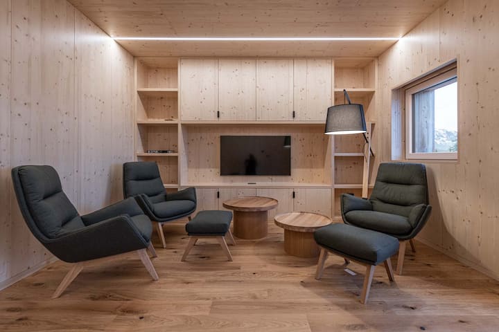 Pánský salón je pokoj určen pro všechny, ne jen pro pány. Poskytuje soukromí od obývacího pokoje. Jde zde sledovat TV, nebo hrát deskové hry, sednout do křesla a číst knížku z naší knihovny. Z tohoto pokoje vedou dveře na terasu s Výhledem na Sněžku