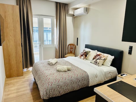 Successful Airbnb property: Brown balcony suite no 2 @ Piraeus Port in Τρούμπα