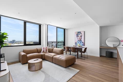Top performing Airbnb: Family Friendly 3BR Apt with Parking & City Views in Brunswick