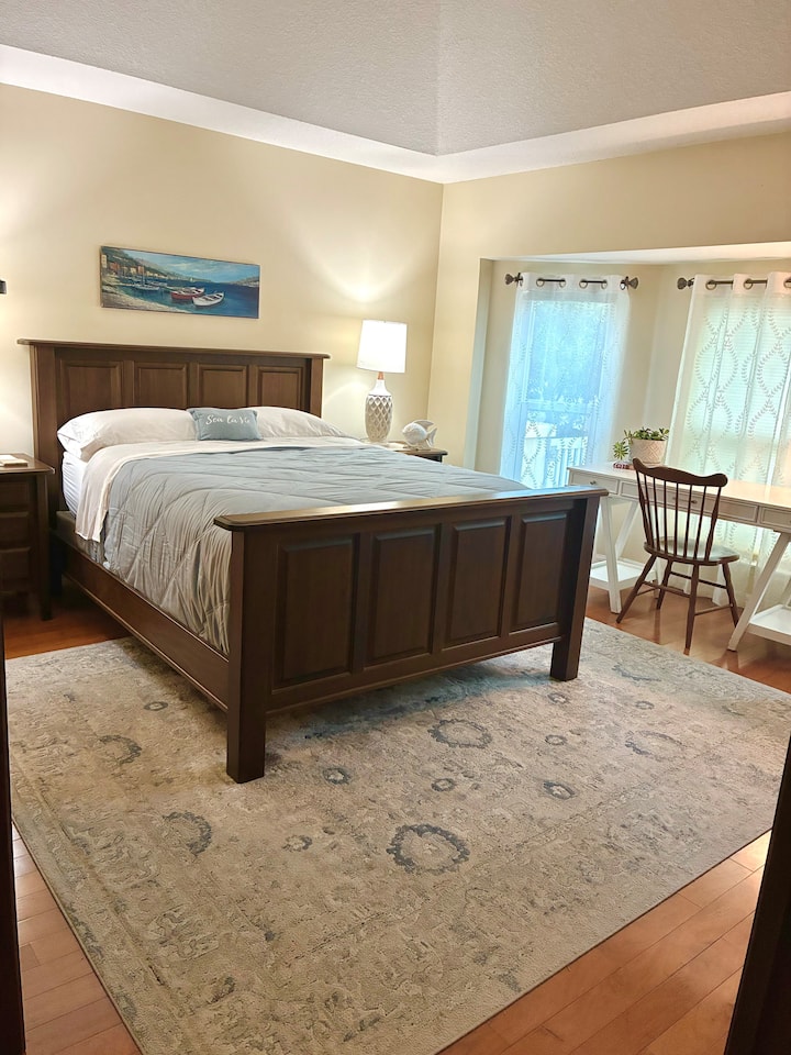 Главна спална соба со брачен кревет (широк 150 – 179 см), телевизор и биро за работа со поглед кон базенот