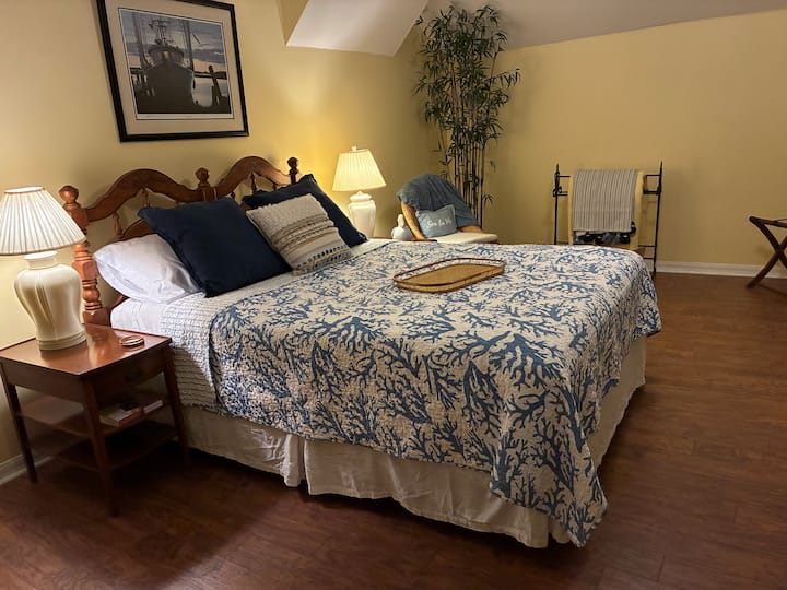 Голема главна спална соба на 2-ри кат во приватниот апартман. Апартманот е опремен со брачен кревет (широк 150 – 179 см), кревет на склопување и 2 столчиња што се претвораат во душек за под. Совршено за деца!   