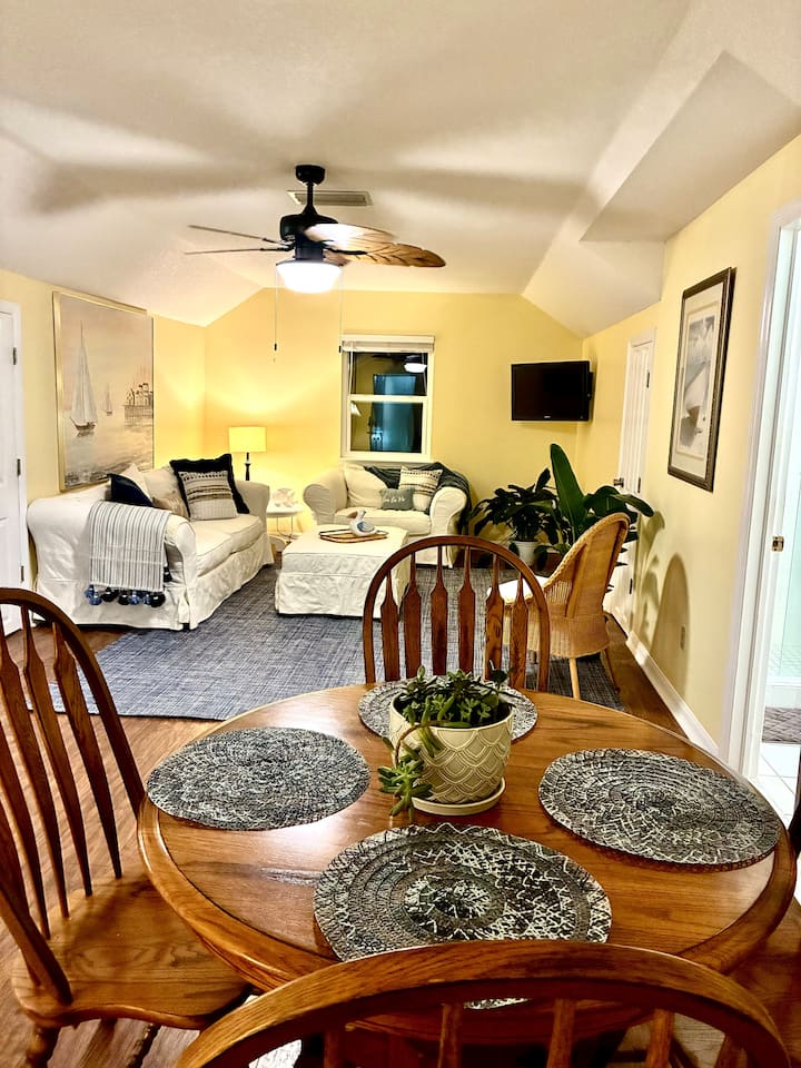 Апартман на 2 кат со кујничка, мини фрижидер, дневна соба, телевизор со Firestick, главна спална соба, бања, посебен заклучен влез. Душек на склопување и 2 столчиња што се претвораат во душек за под – одлично за деца! Кауч, трпезариска маса