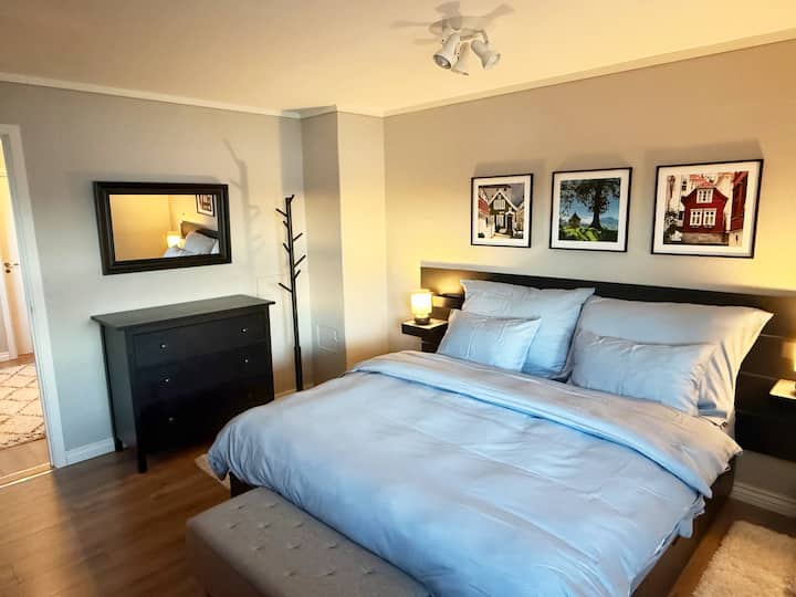 Kitanda cha ukubwa wa King, sentimita 180x200. Mablanketi mawili ya mapacha. Mashuka yamejumuishwa.  Dawati na kabati la kuhifadhia nguo. Mwonekano mzuri.