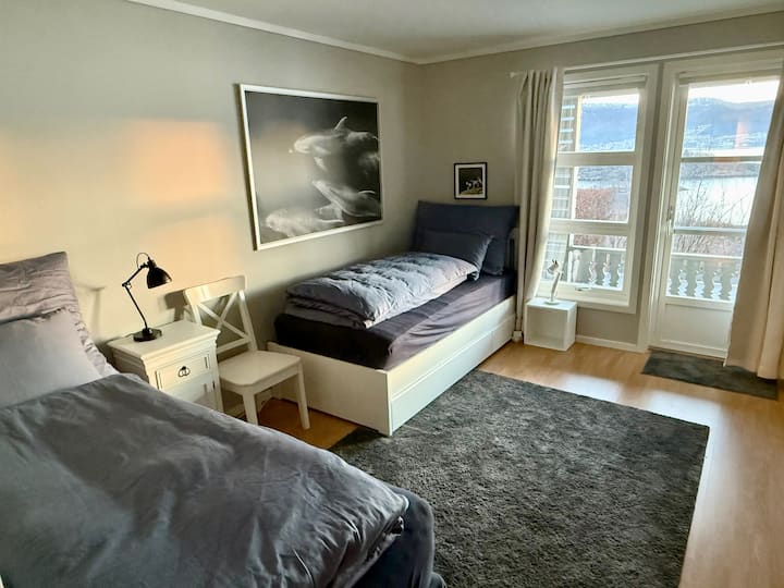 Vitanda viwili vya mapacha 90x200cm. Kila kitanda kina blanketi moja la matandiko mawili. Mashuka yamejumuishwa.  Mwonekano mzuri kuelekea Bergen.
Mapazia ya kufanya chumba kuwa giza kwa ajili ya usiku mweupe wakati wa miezi ya kiangazi.