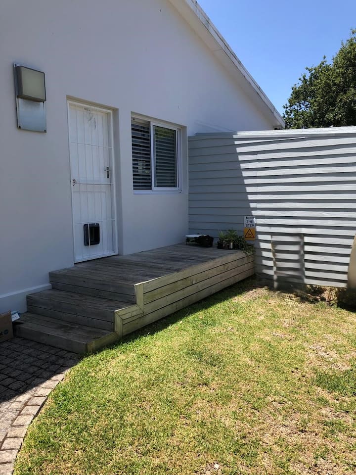 Beachy - Cozy Garden Cottage, Pet Friendly - Hermanus