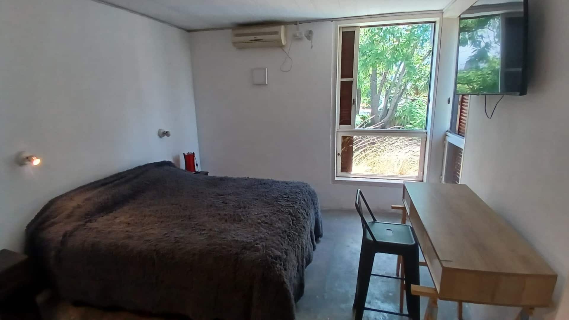 Quarto em casa de hóspedes com banheiro privativo em Flores