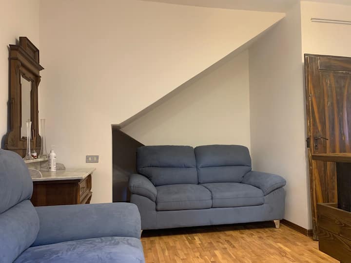 La sala de estar tiene dos sofás (uno doble, uno de cuatro plazas con una península); el más grande de los dos se convierte en una cama doble adicional. Con esta última solución, el número de camas en la propiedad se eleva a ocho.