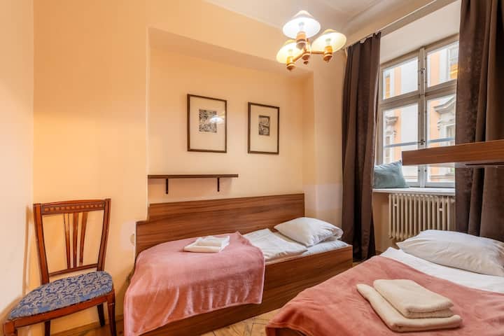 房间舒适，配有两张单人床、舒适的照明和墙面装饰。 大窗户确保日光充足，窗帘和隐私。 时尚的椅子和简单的设计完善了迷人的氛围，是放松休闲的理想之选。