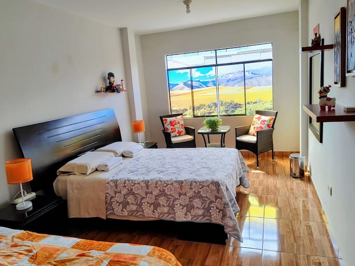 Esta es tu habitación: amplia, cómoda y con excelente luz natural por la mañana. Un espacio tranquilo para descansar y recuperar energías.