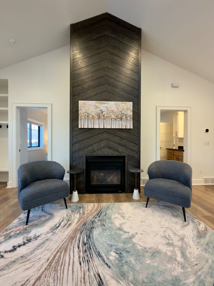Modern Farmhouse With Soft Water And Fireplace - Brookings, SD
