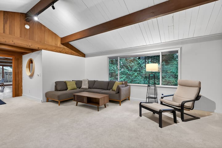 Charming Portland Getaway | Backyard | Library - Portland, OR