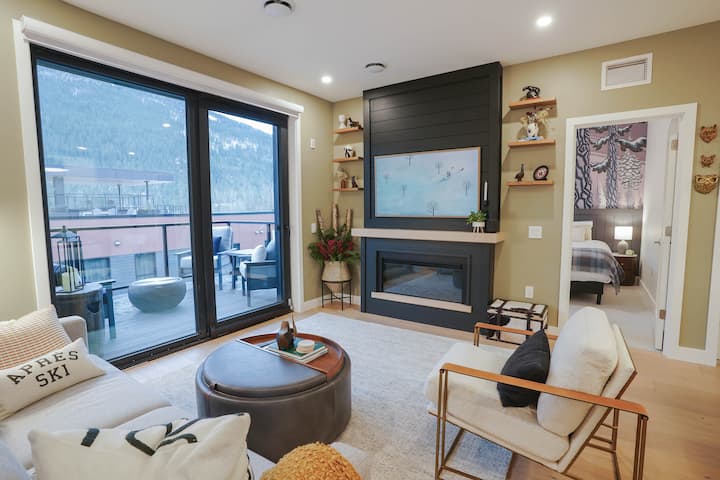 Big Hill Penthouse Chalet In Mackenzie Village - Revelstoke Mountain Resort, BC