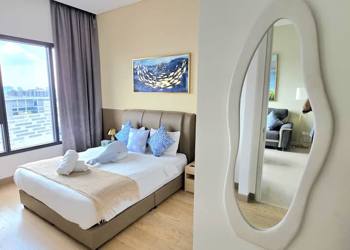 主卧配有舒适的标准双人床，可供2人入住。