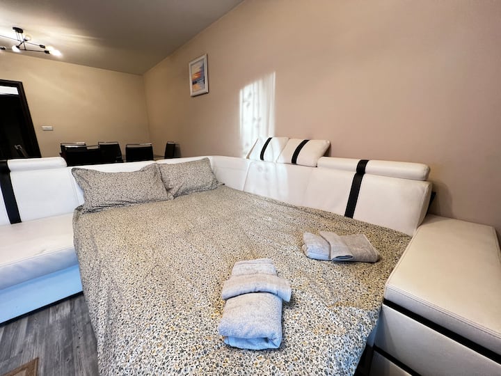 Prague 2bdr Cozy Apt W Parking| Working Desk |Wifi - Sofia