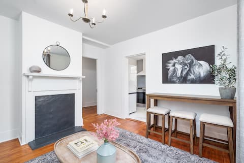 Top Airbnb: Walk Downtown Aiken | Designer 1B1B Apt | King Bed in Aiken