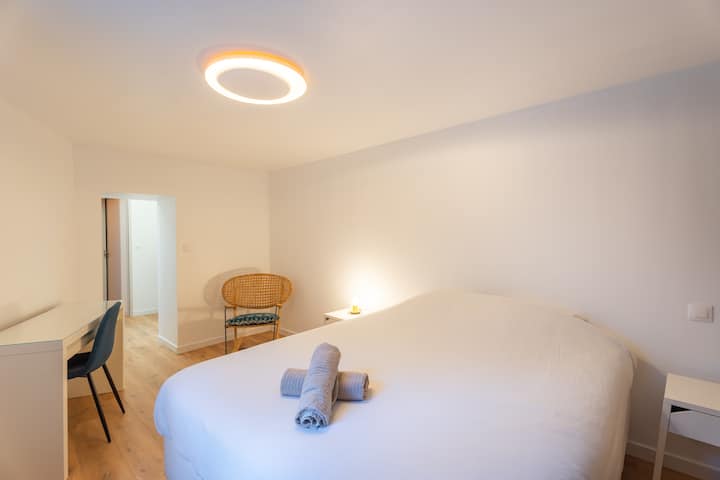 Habitación con cama cómoda de 160x200 cm, ropa de cama incluida, toalla grande por persona, camas hechas a la llegada y ubicada en el patio interior
