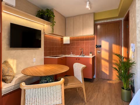 Top Airbnb: Studio Design - Air conditioning, gym, and parking space. em Juiz De Fora