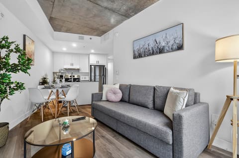 Top performing Airbnb: MTL Dowtown- Luxury 1BR Apartment | Indoor Parking in Le Sud Ouest