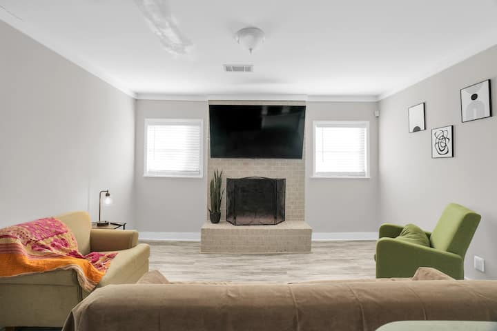 3br Home + Game Room, Office, & Fenced Yard - 몽고메리
