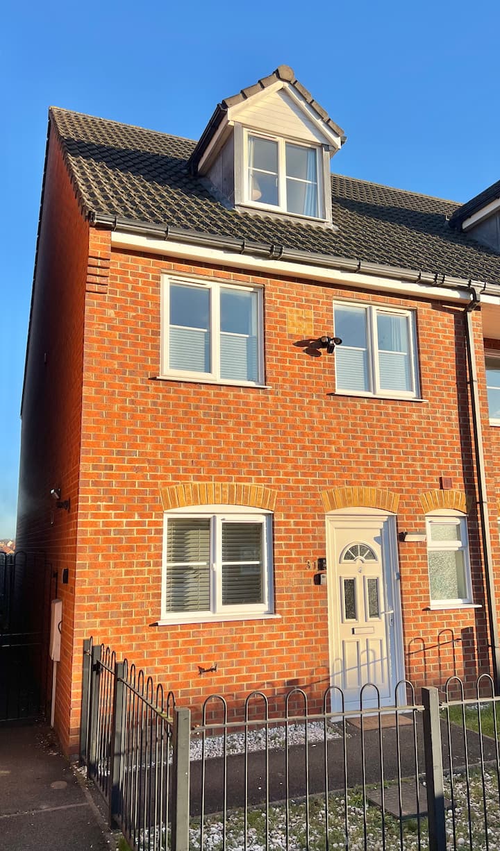 Big 6 Beds Home, Free Private Parking, Tv, Garden - Wellingborough