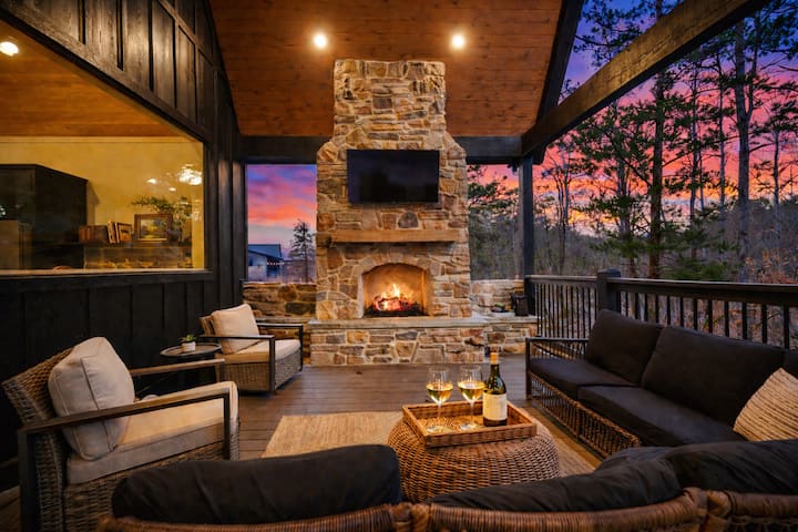 Luxury Creek Escape • Outdoor Fireplace • Pets Ok - Hochatown, OK