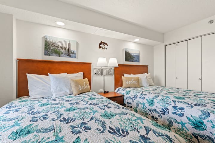 客房配有两张豪华双人床、海滩风格的装饰和宽敞的衣柜，可存放衣物。 舒适迷人的空间，非常适合家庭或朋友入住。