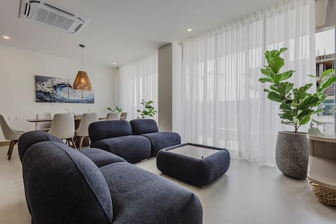 Popular Airbnb listing: Morros Kai Luxe | 8 PPL | Beach Front | Gym | Pool in Manzanillo Del Mar
