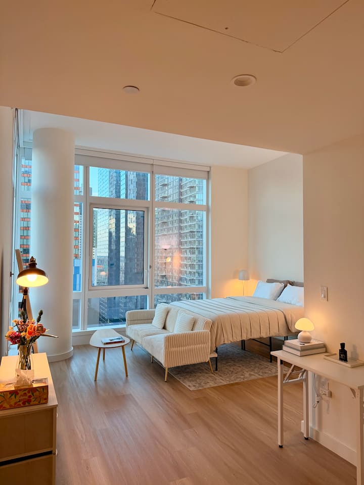 Modern Lic Apartment W/ Skyline Views - Queens, NY