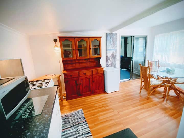 Lakeside 3-br Forest Cottage • Walk To Lake - Kendall