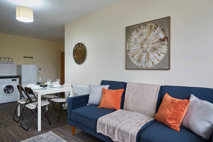 Elegant 3-bed Apartment | 3 Baths & Parking - Huddersfield