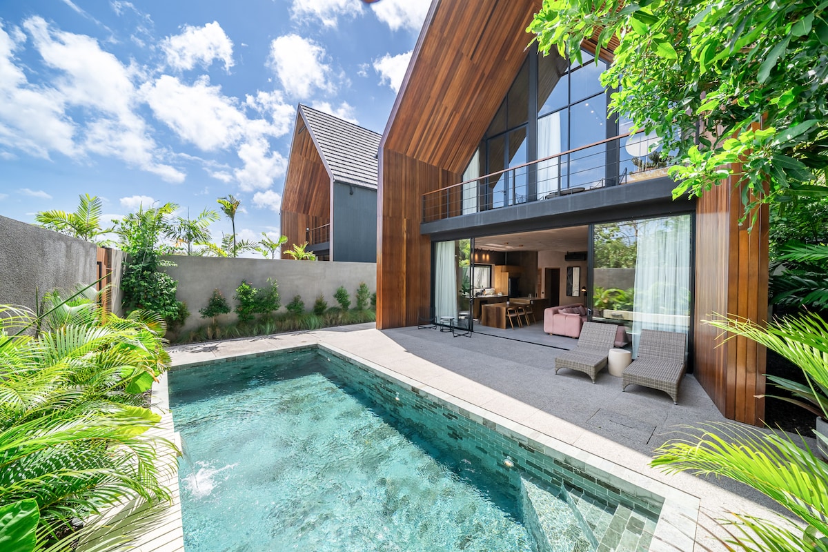 Villa in South Kuta · 3 bedrooms · 3 beds · 3 private baths, comparable Airbnb