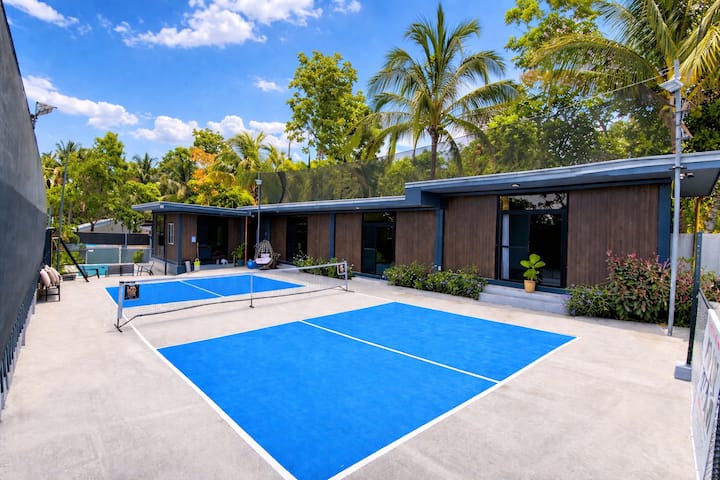 The Pickle house with Pickleball court and pool