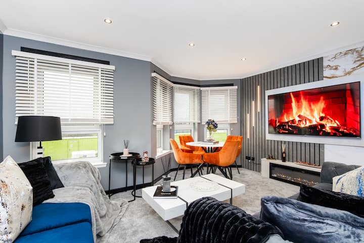 The Apartment - Paisley