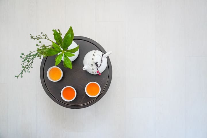 ფინჯანი ჩაი სტუმრებისთვის განკუთვნილ სათბურში