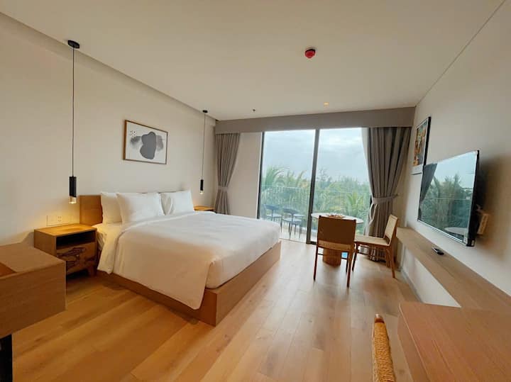 Станот во одморалиштето Хој Ан има модерен дизајн, многу светлина, пријатен простор за живеење за семејството и пријателите да се опуштат. Тивка спална соба, мек кревет, постелнина од висока класа што ќе ви помогне да спиете добро по денот поминат во истражување на Хој Ан.