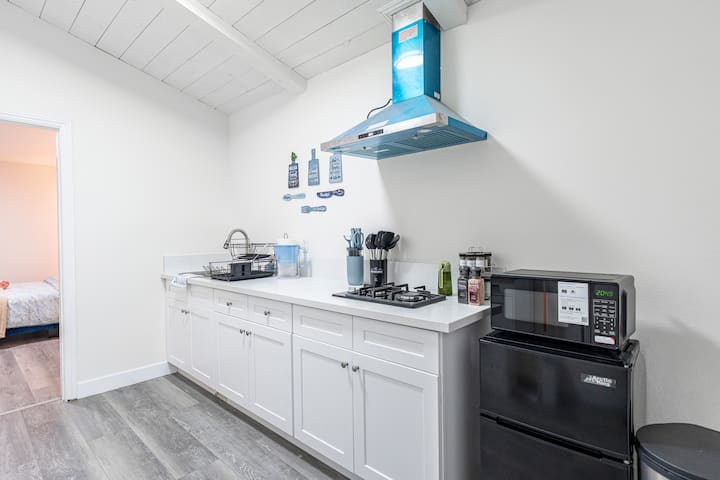 Blue-style Remote Worker Studio | Desk & Kitchen - El Monte, CA