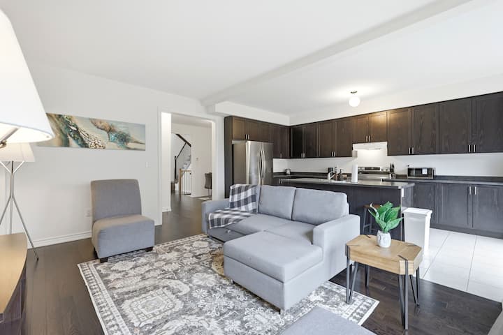 Airy Nest - 4 Beds, 2.5 Baths, 2 Park - Pickering