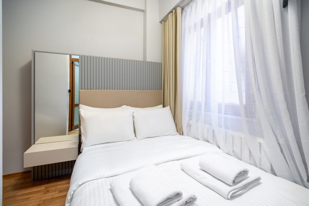 Curated visual reference: Gallery Detail: Budget Friendly Room On 1 Floor Taksim Square