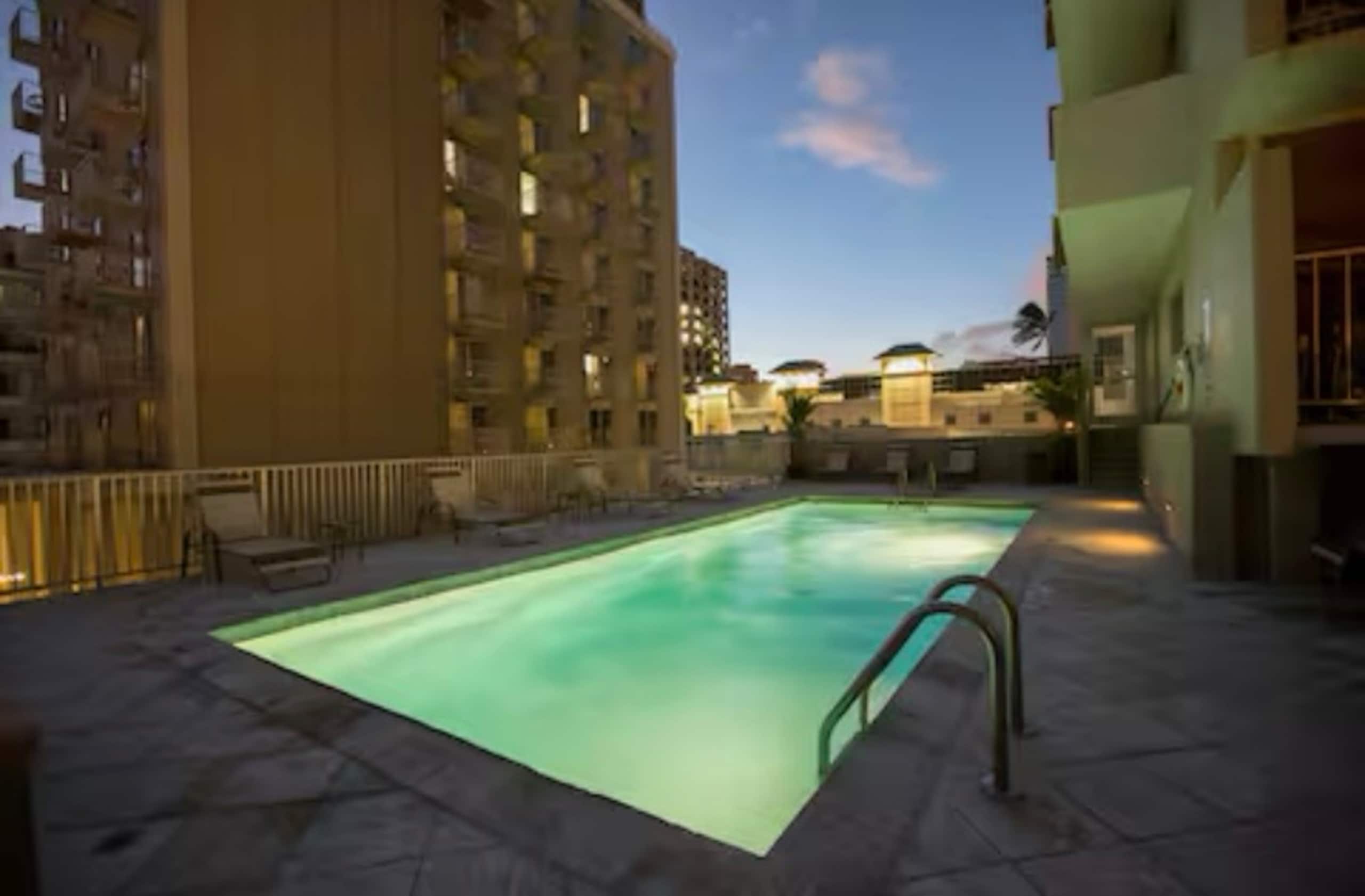 Flamingo Waikiki Free Parking Ocean View King Bed - Image 2