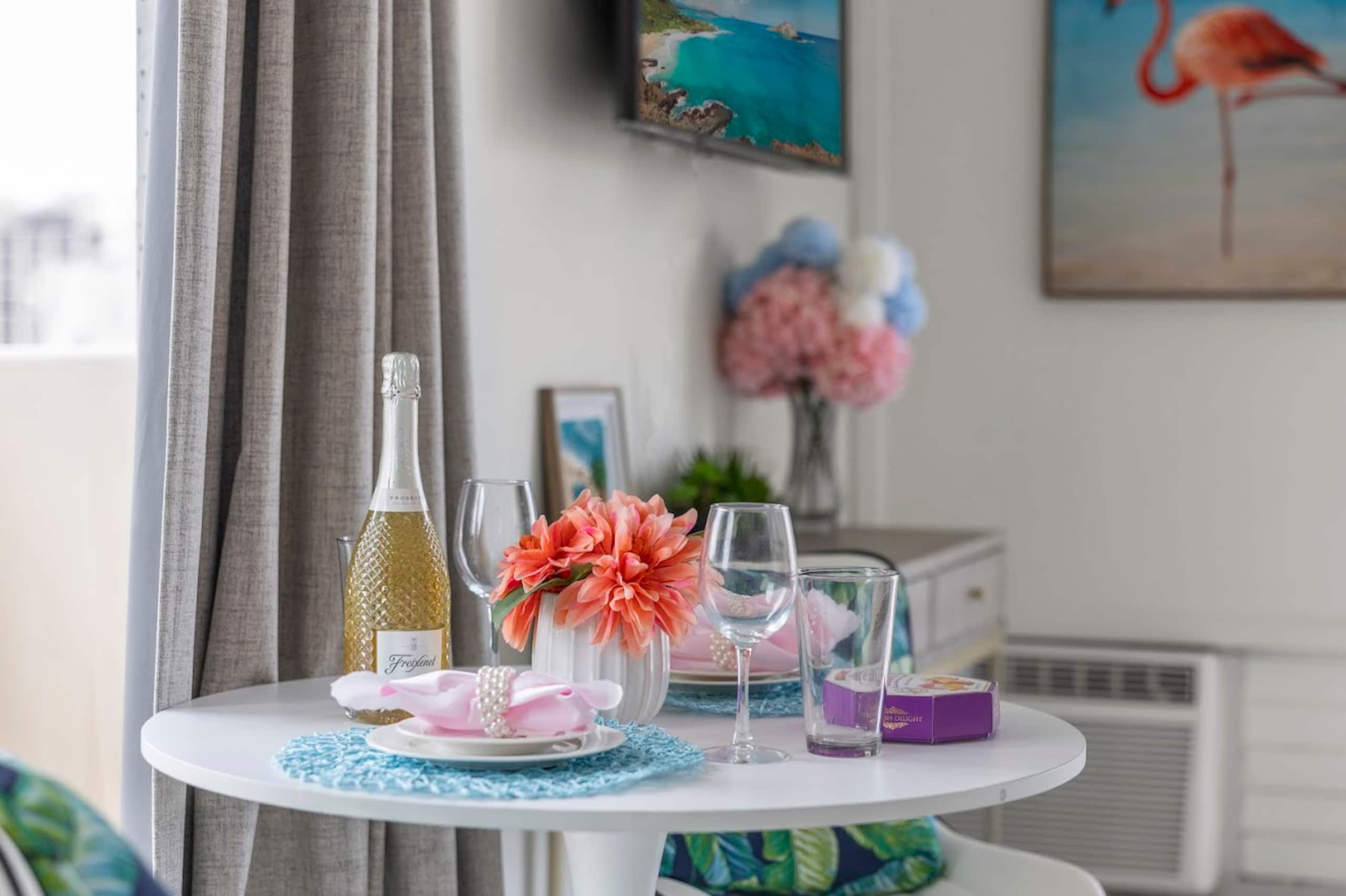 Flamingo Waikiki Free Parking Ocean View King Bed - Image 9