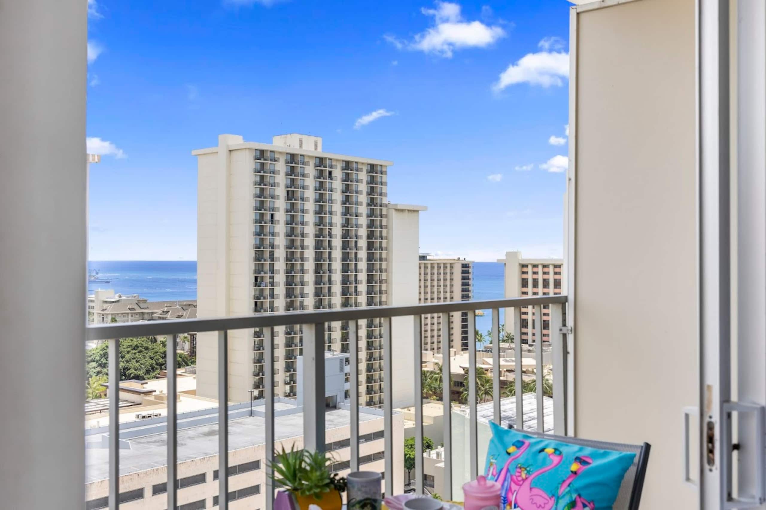 Flamingo Waikiki Free Parking Ocean View King Bed - Image 27